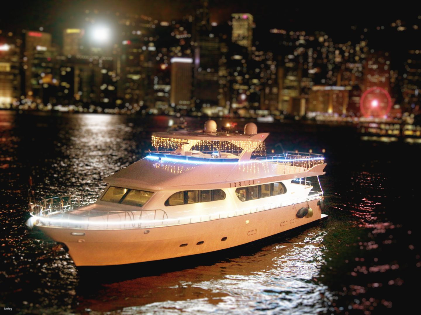 [Must-see Night View of Hong Kong] Victoria Harbour Night Cruise with Professional Photographer｜Western-style luxury yacht - Photo 1 of 5